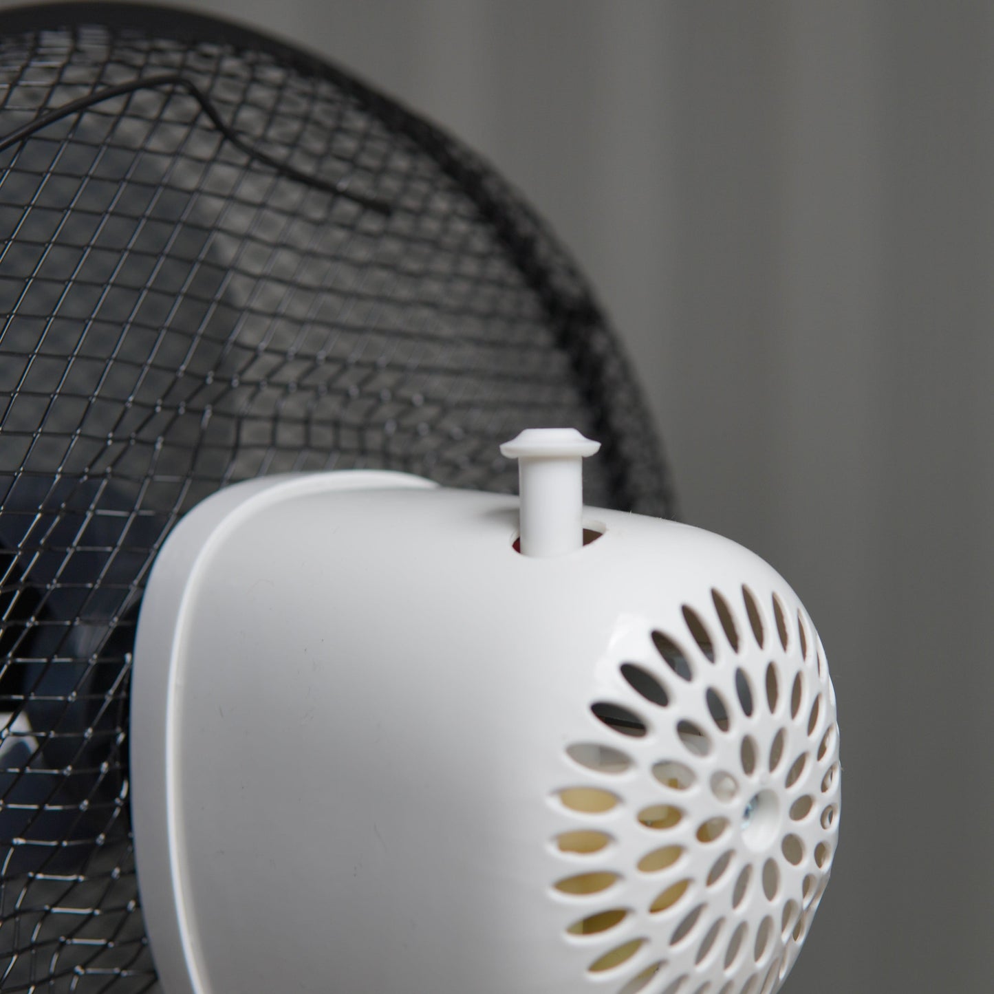Amazon Basics 3-Speed Oscillating 12-inch Table Desk Fan